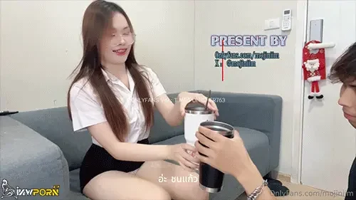 mojiniim น้องนุ่มนิ่มใส่ชุดนิสิต เย็ดสดแตกในคาซอกโซฟา