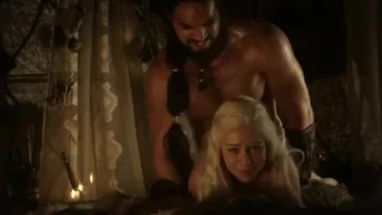 ฉากร้อนแรง Emilia Clarke โดนเย็ดท่าหมาใน Game of Thrones