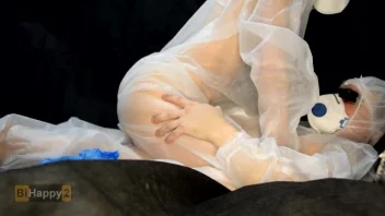 พอร์นฮับอังกฤษหนังXXX โควิด-19 PORN สไตล์เซฟๆ ใส่ชุดกันเชื้อเสียวๆ