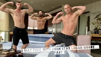 สามหนุ่มสามตุง BIG C แสดงกล้ามพร้อมดูดกัญชาก่อนเย็ด