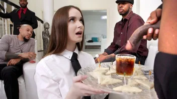 แก็งแบงฝรั่ง Hazel Moore ใน Dogfart Network รุมเย็ดตูดคนใช้