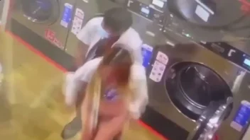 คลิปคู่รักเล่นเสียวในร้านซักผ้าหยอดเหรียญ สุดแซ่บโด่งดังทั่วไทย