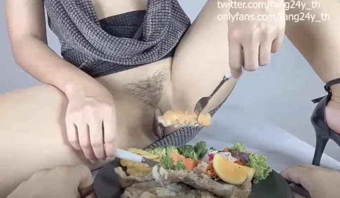 คลิปเด็ด น้องฟักแฟง FANG24Y_TH กินสเต็กแต่ควยแข็งเห็นเมียแหกหี