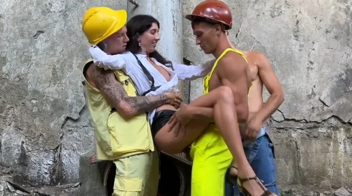 KATTY WEST สาวไซต์งานโดนสามหนุ่มฝรั่งรุมเย็ดท่าลิงอุ้มแตงสุดเด็ด