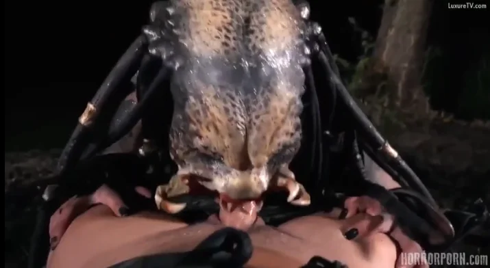 หนังโป๊ PREDATOR SEXLANDS พรีเดเตอร์คอสเพลย์ล่าสวาทสีเขียวแสบตา